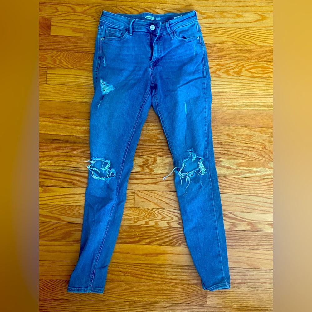 Distressed skinny jeans